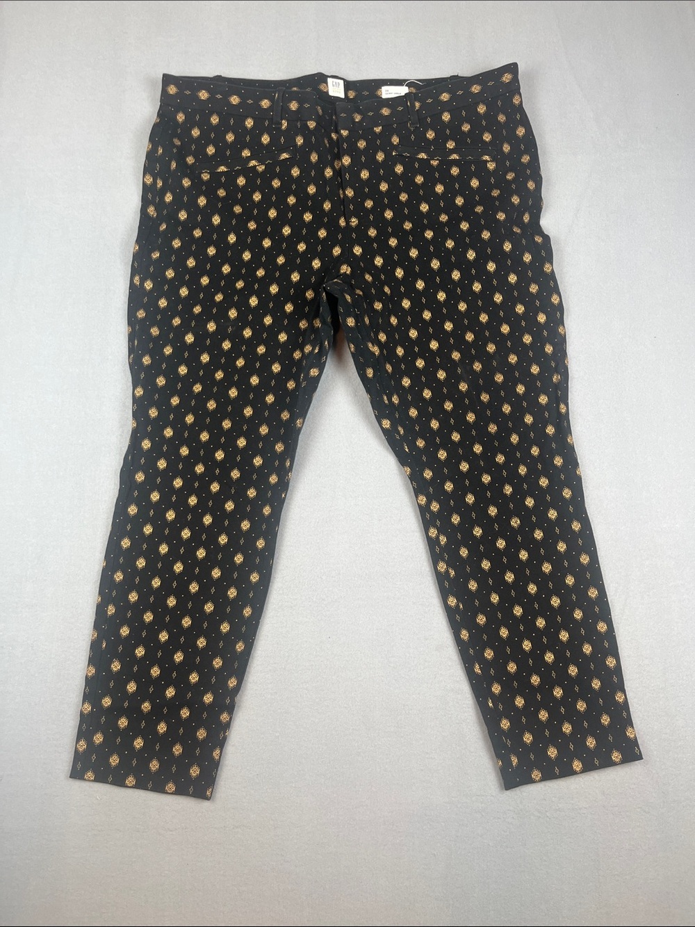 GAP Black Skinny Ankle Pants with Gold Motif
Size: 20